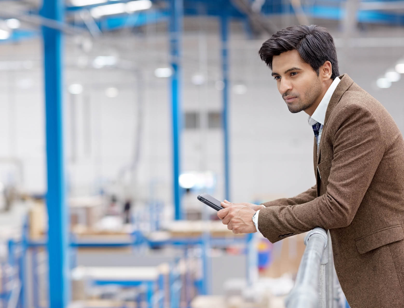 Homem de negócios em fábrica