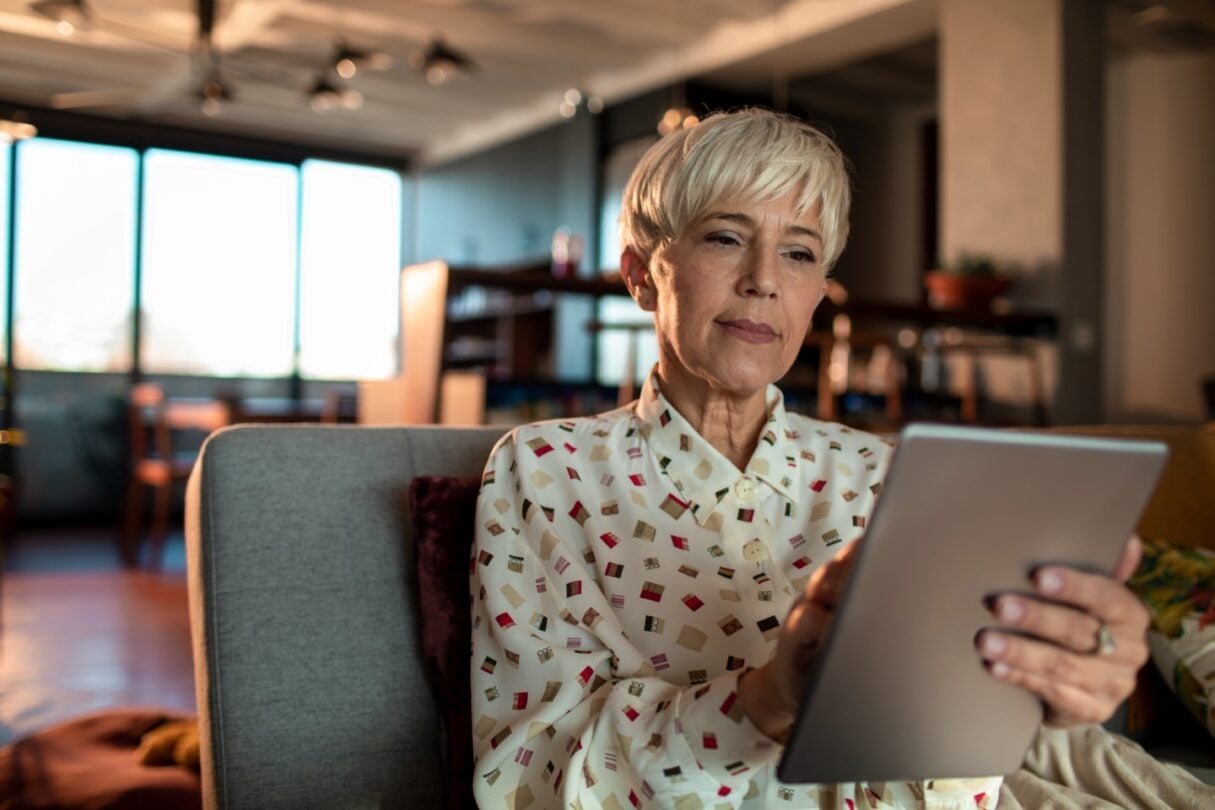 Uma mulher a rever a contabilidade do seu negócio