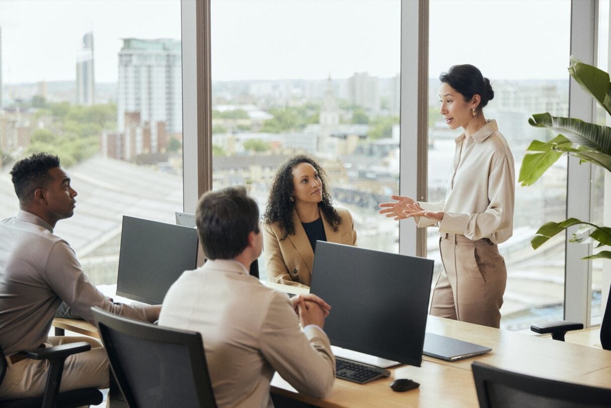Um grupo de colegas reunidos no trabalho, colaborando e discutindo ideias.