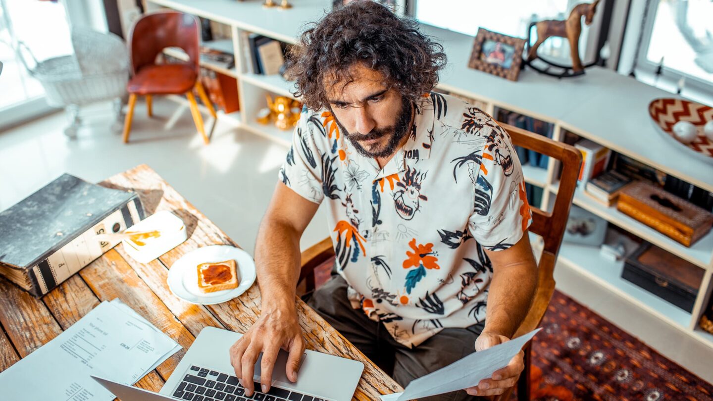 Empreendedor sorridente no seu negócio