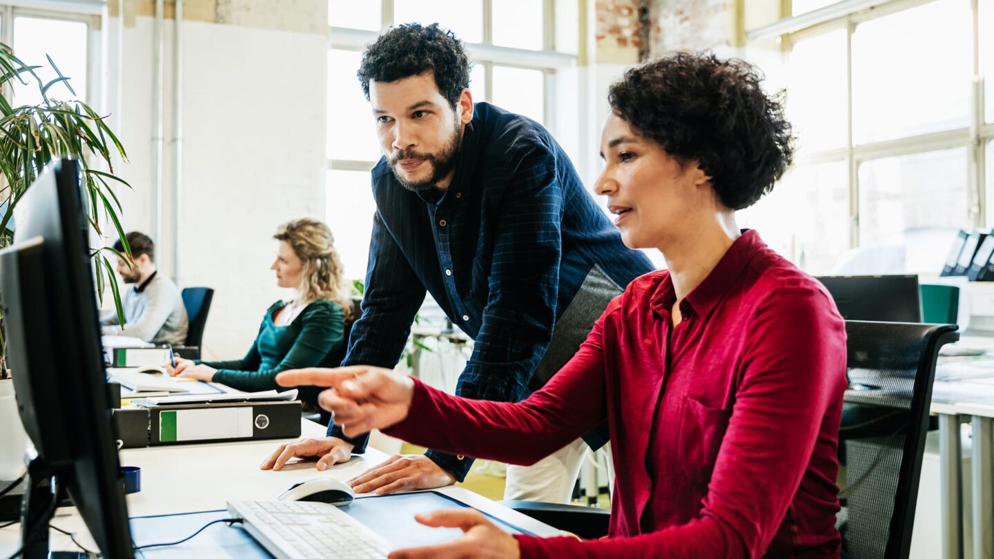 Homem a trabalhar em frente ao seu computador.