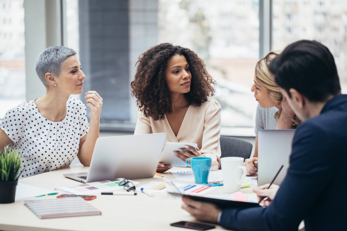 Uma mulher a rever documentos durante uma reunião
