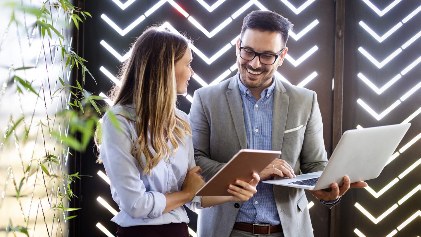 Homem a intervir numa reunião de equipa.
